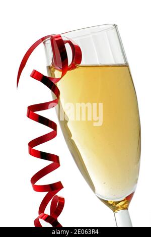 Primo piano bicchiere inclinato di champagne con nastro rosso lucido isolato su sfondo bianco Foto Stock