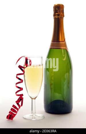 Bottiglia con bicchiere di champagne con nastro rosso lucido isolato su sfondo bianco Foto Stock