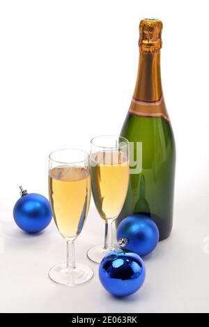 Bottiglia con due bicchieri di champagne e palline di Natale isolate su sfondo bianco Foto Stock