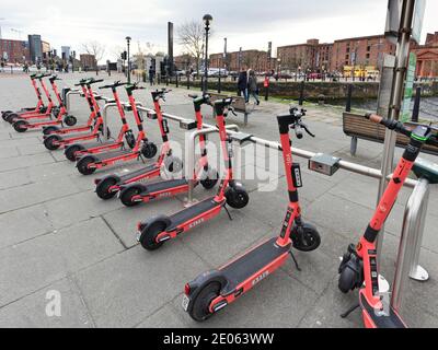 Noleggio scooter presso la stazione di attracco Albert Dock di Liverpool Foto Stock
