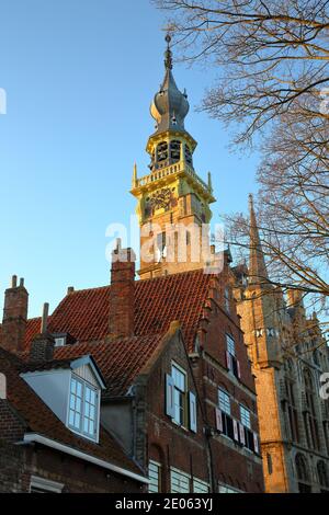 Il gotico Stadhuis (municipio) con la sua impressionante torre dell'orologio, situato nella piazza principale (Markt) a Veere, Zeeland, Paesi Bassi Foto Stock