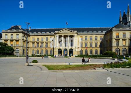 Rouen, Francia - 01 giugno 2011: Persone non identificate e il municipio della città in Normandia Foto Stock