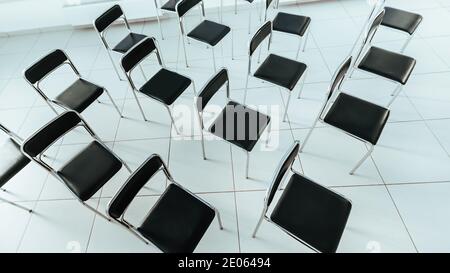 vista dall'alto. sedie in una sala conferenze vuota. Foto Stock