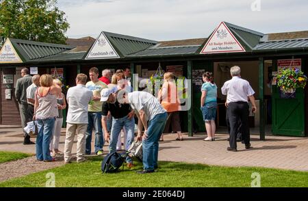 Le folle si accodano fuori dall'ingresso principale dell'ippodromo per assistere all'evento 2008 della Gold Cup Steeplechase presso l'ippodromo Scone Palace Park, vicino a Perth, in Scozia, Regno Unito Foto Stock