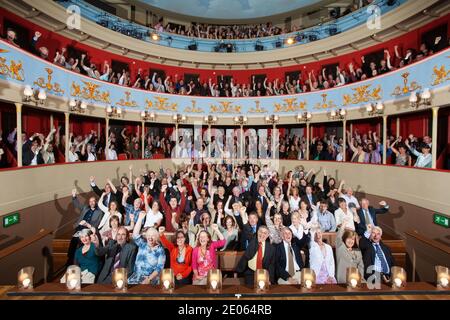 Il pubblico si è seduto e si è rallegrato nell'unica Regency Playhouse, l'auditorium Theatre Royal al Bury St Edmunds dopo la ristrutturazione del 2007 Foto Stock
