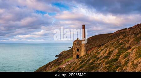 Vista di Wheal Coates, Cappella della miniera di Porth, Sant'Agnese, Cornovaglia, Inghilterra Foto Stock