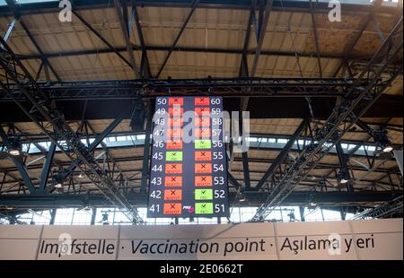 Berlino, Germania. 30 dicembre 2020. Un quadro di valutazione che informa della disponibilità della cabina è presente nel Centro di immunizzazione Corona nell'arena. Credit: Paul Zinken/dpa/Alamy Live News Foto Stock