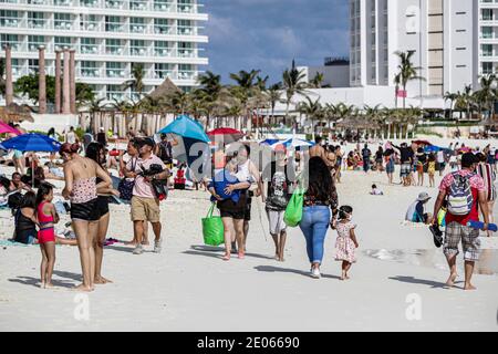 I vacanzieri si godono le feste di Natale sui Caraibi messicani. Le spiagge messicane sembrano affollate dai turisti nonostante l'allarme epidemiologico dovuto l'aumento dei casi e delle morti da Covid-19 il 29 dicembre 2020 a Cancun, Messico . Foto di Eyepix/ABACAPRESS.COM Foto Stock