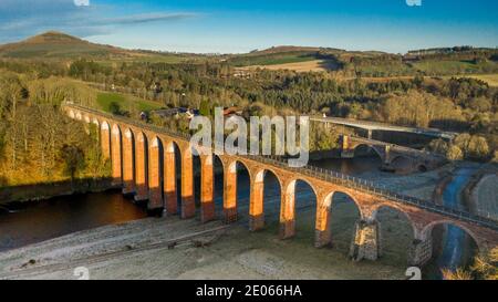 Melrose, frontiere scozzesi. 30 dicembre 2020 Viadotto Leaderfoot, fiume Tweed vicino a Melrose, frontiere scozzesi. Scozia. Regno Unito tempo di sole invernale. Una vista del Viadotto Leaderfoot che attraversa il fiume Tweed, insieme ad altri due ponti pedonali e stradali A68. Il Viadotto Leaderfoot, conosciuto anche come il Viadotto Drygrange, è un viadotto ferroviario sul fiume Tweed vicino a Melrose, ai confini scozzesi. Il viadotto è stato aperto il 16 novembre 1863 per portare la Berwickshire Railway, Credit Phil Wilkinson / Alamy Live News Foto Stock