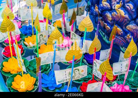 Thai Krathong presso il tempio Wat Khao Phra Khru si Racha Distretto Chonburi Thailandia Asia Foto Stock