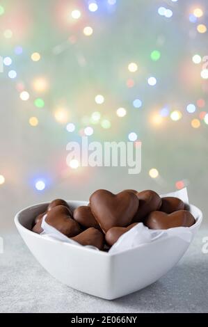 Biscotti tradizionali fatti in casa con cuore di pan di zenzero con cioccolato speziato ripieno smaltato su sfondo luminoso Foto Stock