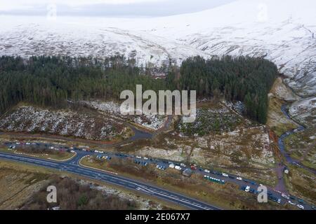 BRECON, GALLES - DICEMBRE 30: Una vista aerea di auto parcheggiate alla base della montagna Pen y Fan il 30 dicembre 2020 a Brecon, Galles. Il Galles ha fatto un Foto Stock