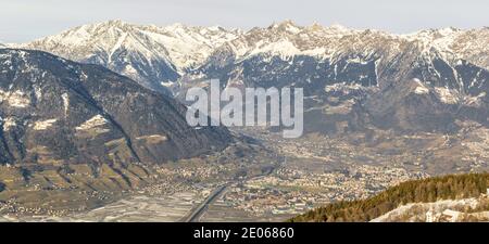 Panorama della conca di Merano, Merano e della Valle dell'Etsch da Knottnkino e dal Gruppo Texel (in tedesco: Texelgruppe; in italiano: Gruppo Tessa) di Foto Stock