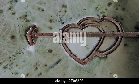 XI'ning. 23 Settembre 2020. La foto aerea del 23 settembre 2020 mostra una vista del lago salato di Caka nella contea di Wulan, nella provincia Qinghai della Cina nord-occidentale. La provincia ha visto oltre 32 milioni di arrivi turistici e le sue entrate turistiche sono state più di 28 miliardi di yuan (circa 4.3 miliardi di dollari) da gennaio a novembre nel 2020. Credit: Unreguser/Xinhua/Alamy Live News Foto Stock