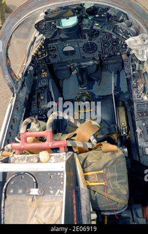 Cabina di pilotaggio di Blackburn Buccaneer S2B XW544 aereo d'epoca. Smobilitato ex Royal Air Force e Royal Navy jet bombardiere in mani private, restaurato Foto Stock