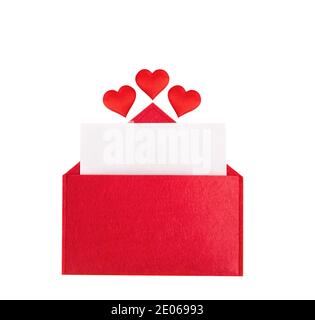 Busta aperta rossa con un foglio di carta con un cuore su uno sfondo isolato con mock-up. Vacanze di San Valentino concetto e note d'amore, natale Foto Stock