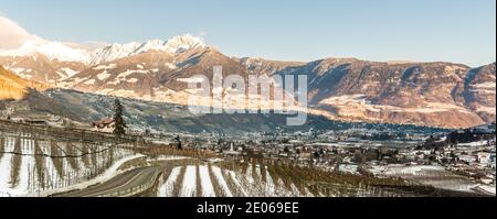 Bella vista sulla città alpina di Merano (Merano) e il villaggio di Lagundo (Algund) e Foresta (Forst) a Südtirol, Alto Adige, Italia sotto il sn Foto Stock