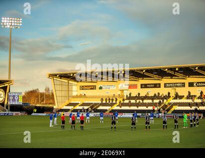 Paisley, Renfrewshire, Regno Unito. 30 dicembre 2020; St Mirren Park, Paisley, Renfrewshire, Scozia; Scottish Premiership Football, St Mirren Versus Rangers; St Mirren Players e Rangers si allineano per un minuto di silenzio per la leggenda del calcio scozzese Jim McLean, scomparso il 26 dicembre Credit: Action Plus Sports Images/Alamy Live News Foto Stock