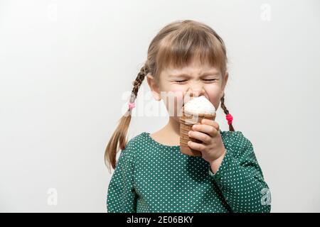 Ragazza ha un mal di denti da freddo gelato. Foto Stock