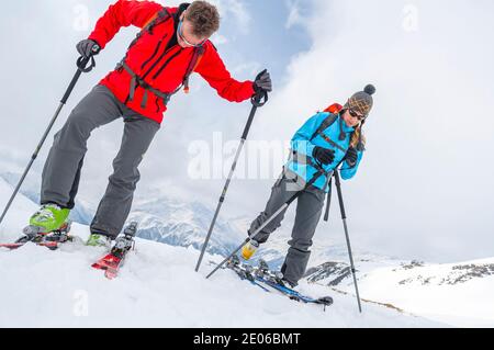 Gli scialpinisti si preparano per un tour Foto Stock