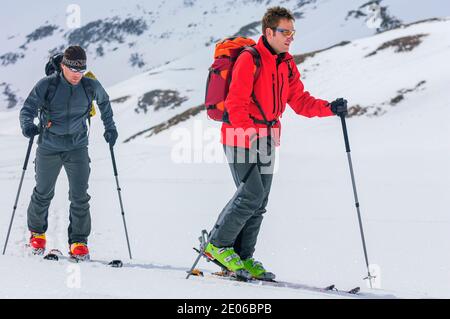 Un gruppo di alpinisti che fanno uno skitour Foto Stock