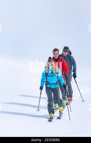 Un gruppo di alpinisti che fanno uno skitour Foto Stock