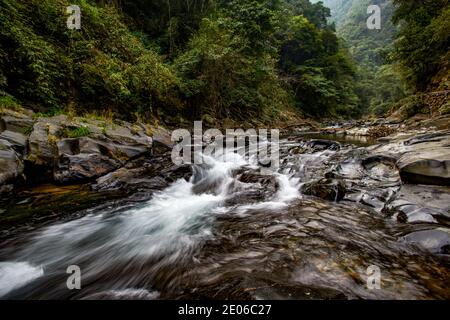 Lo scenario di torrenti e torrenti di montagna a Longsheng, Guilin, Guangxi Foto Stock