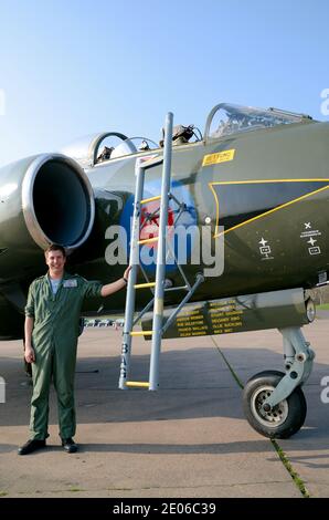 Il pilota RAF Ollie succhia pronto a pilotare Blackburn Buccaneer S2B XW544 vintage Jet. Smobilitato ex Royal Air Force e Royal Navy jet bombardiere aereo Foto Stock