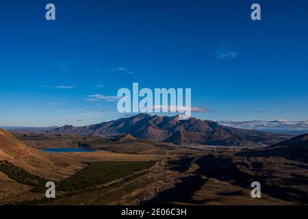 Panoramica della città di Esquel circondata da montagne e laghi durante la stagione primaverile, Patagonia, Argentina Foto Stock