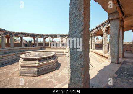 Padiglione d'acqua si trova sulla strada principale per Hampi.questa struttura, come indica il nome, è una gigantesca zona balneare a forma di ottagonale. Foto Stock