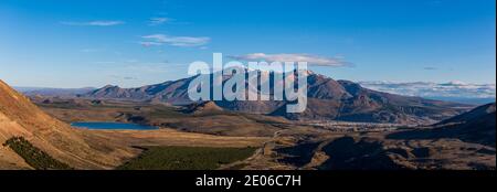 Panoramica della città di Esquel circondata da montagne e laghi durante la stagione primaverile, Patagonia, Argentina Foto Stock