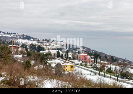 San Zeno di montagna visto dall'alto. Sorge in posizione panoramica con vista sull'alta costa veronese del Garda. Foto Stock