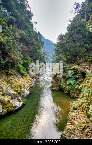 Lo scenario di torrenti e torrenti di montagna a Longsheng, Guilin, Guangxi Foto Stock