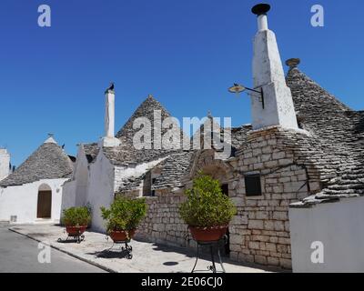 Case tradizionali con tetto a cono chiamato Trulli, Ad Alberobello, Italia. Foto Stock