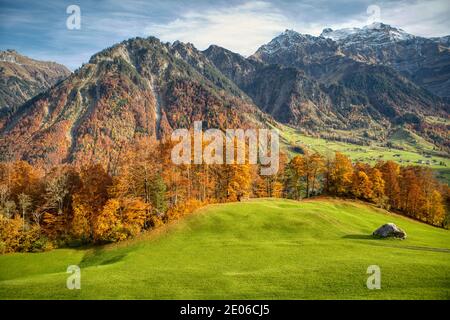 Incantevole paesaggio autunnale nelle Alpi svizzere. Colorata scena autunnale delle Alpi svizzere. Ubicazione: Linthal, Canton Glarona, Svizzera, Europa Foto Stock