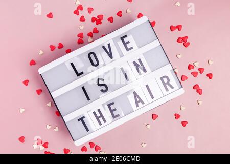 Testo Love is in the Air scritto su lightbox Foto Stock