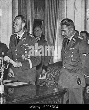 PRAGA, PROTETTORATO DI BOEMIA E MORAVIA - CIRCA 1942: Reinhard Heydrich (a sinistra) con Karl Hermann Frank. Heydrich dà un discorso al pubblico. Foto Stock