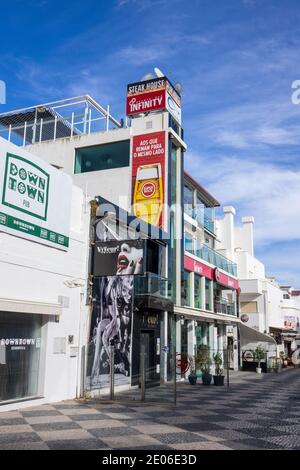 Bar ristoranti e Voyeur Gentleman's Club nel centro storico di Albufeira Il Portogallo è chiuso durante il periodo invernale per le strade deserte Foto Stock