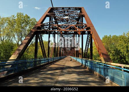 Il Chain of Rocks Bridge trasportava la Route 66 attraverso il fiume Mississippi tra l'Illinois e il Missouri. Ora è aperto ai pedoni. Foto Stock