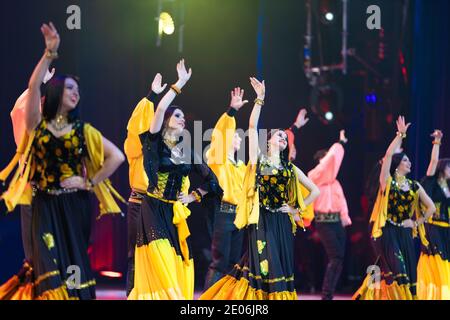 Una squadra di musicisti, cantanti e ballerini in costumi gitani che cantano e ballano sul palco Foto Stock