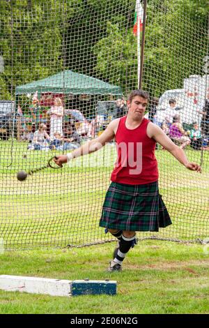 Un concorrente che si contesta nel concorso lancio del martello durante l'evento Scottish Strathmore Highland Games del 2008 al castello di Glamis in Scozia, Regno Unito Foto Stock