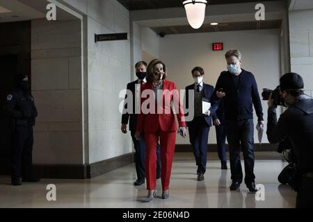 Washington DC, Stati Uniti. 30 dicembre 2020. Il 30 dicembre 2020, il portavoce della casa statunitense Nancy Pelosi (D-CA) arriva alla conferenza stampa settimanale su Capitol Hill a Washington. Foto di Yuri Grippas/ABACAPRESS.COM Credit: ABACAPRESS/Alamy Live News Foto Stock