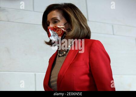 Washington DC, Stati Uniti. 30 dicembre 2020. Il 30 dicembre 2020, il portavoce della casa statunitense Nancy Pelosi (D-CA) arriva alla conferenza stampa settimanale su Capitol Hill a Washington. Foto di Yuri Grippas/ABACAPRESS.COM Credit: ABACAPRESS/Alamy Live News Foto Stock