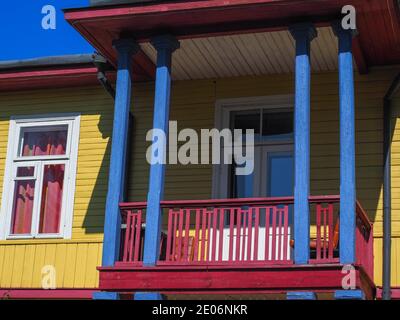 Parte superiore dell'edificio. Vecchia casa in legno colorata con balcone. Patrimonio nazionale lituano. Foto Stock