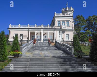 Palazzo bianco-rosa, splendido monumento architettonico, situato sulle rive del lago Druskonis, nel centro della città. Museo della città di Druskininkai. Foto Stock