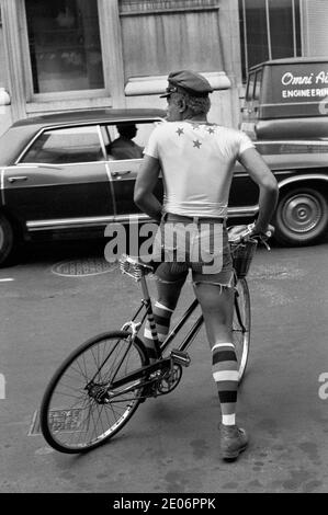 Gay Africano Americano uomo anni '70. Vestiti alla moda, shorts corti stretti, calze lunghe e cappellino con punta a picco in bicicletta Manhattan New York USA 1972 HOMER SYKES Foto Stock