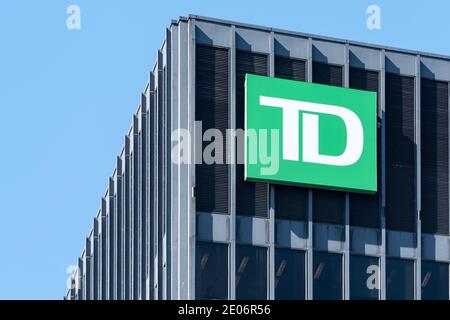 TD o Toronto Dominion Bank segno nel cielo chiaro. La banca è la seconda più grande e importante nel paese nordamericano Foto Stock