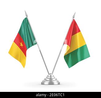 Bandiere da tavolo della Guinea e del Camerun isolate su sfondo bianco 3D rendering Foto Stock