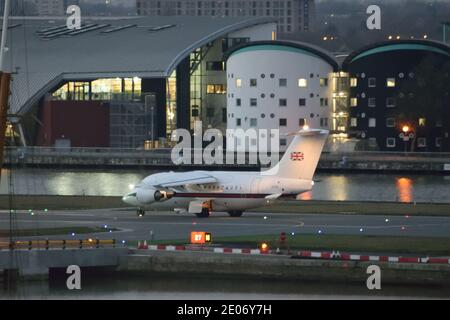 Londra, Regno Unito, 30 dicembre 2020 – l'aereo RAF B146 da 32 Squadron, che porta una copia dell'accordo commerciale UK/UE BREXIT ratificato e firmato, parte dall'aeroporto di Londra City e torna a Bruxelles per consegnare il documento formale all'UE. L'aereo era arrivato prima del giorno con il documento firmato dal lato UE e atterrato all'aeroporto situato a Londra Est. . Credit: Un Christy/Alamy Live News. Foto Stock