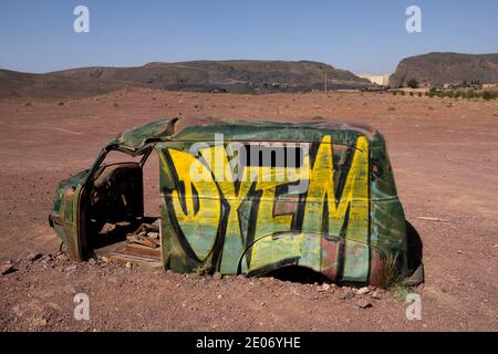 Anti-atlante, Marocco. 25 Feb 2020. Tagged auto relitto nel deserto il 25 febbraio 2020 in Anti-Atlas, Marocco. Foto Stock